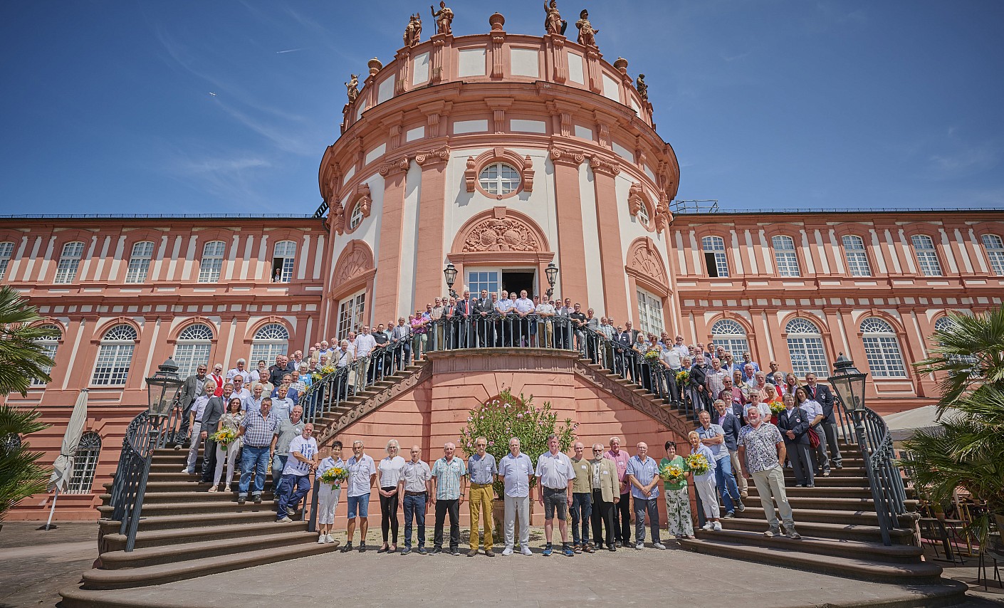 Gruppenfoto der geehrten Spender vor dem Schloss Biebrich