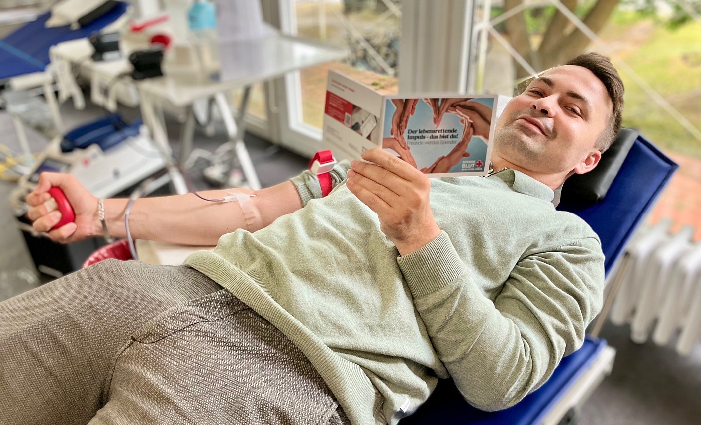blutspender-blutspende-liegen-lesen-broschuere-drk
