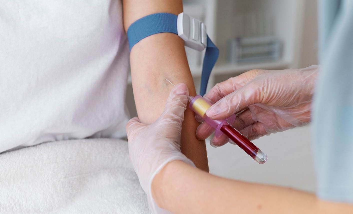 Entnahme einer Blutprobe Medizinisches Personal entnimmt Blut aus dem Arm einer Patientin