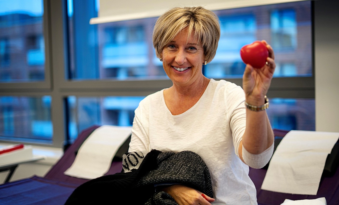 drk-blutspende-blutspenderin-herz-zeigen