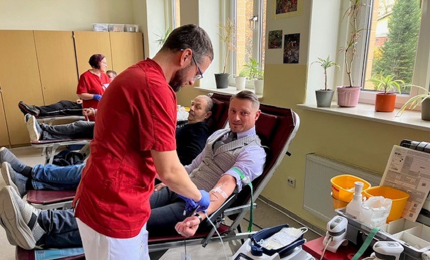 Thomas Lang auf der Entnahmeliege und wird von DRK-Personal punktiert