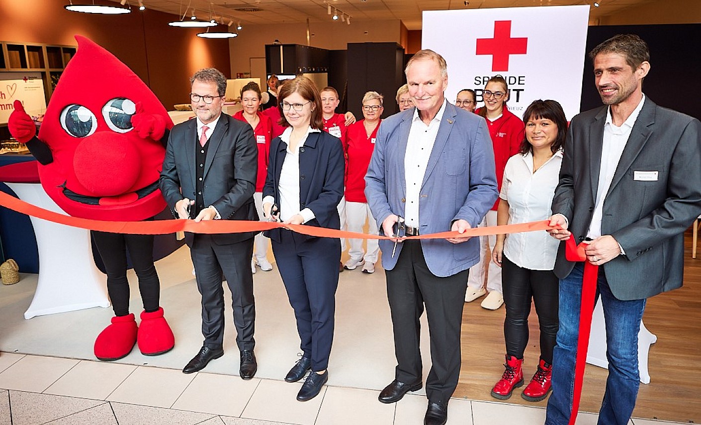Eröffnung des neuen DRK-Blutspendezentrums in Chemnitz mit Rotem Band