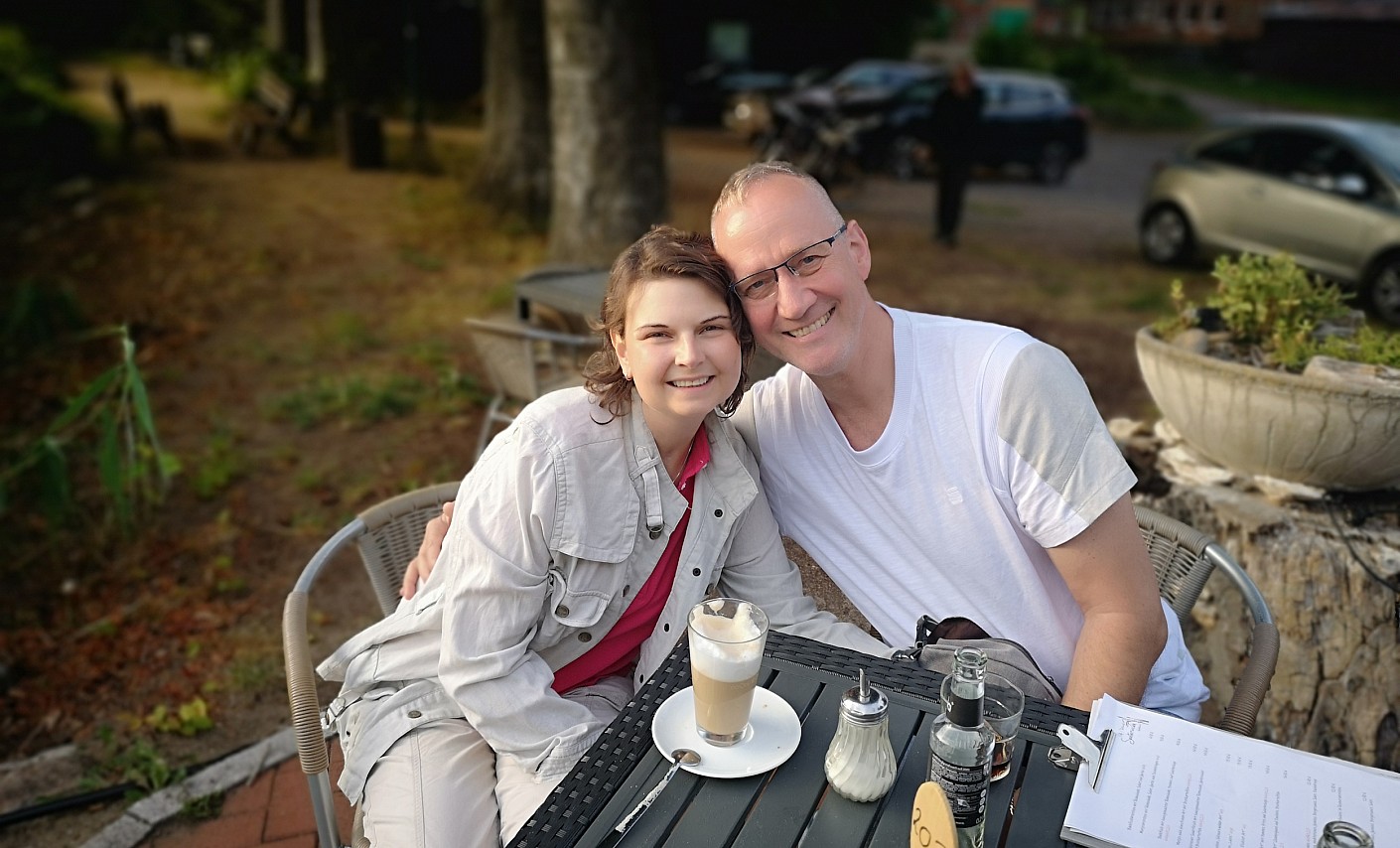 paar-anja-bodo-sitzen-ehepaar