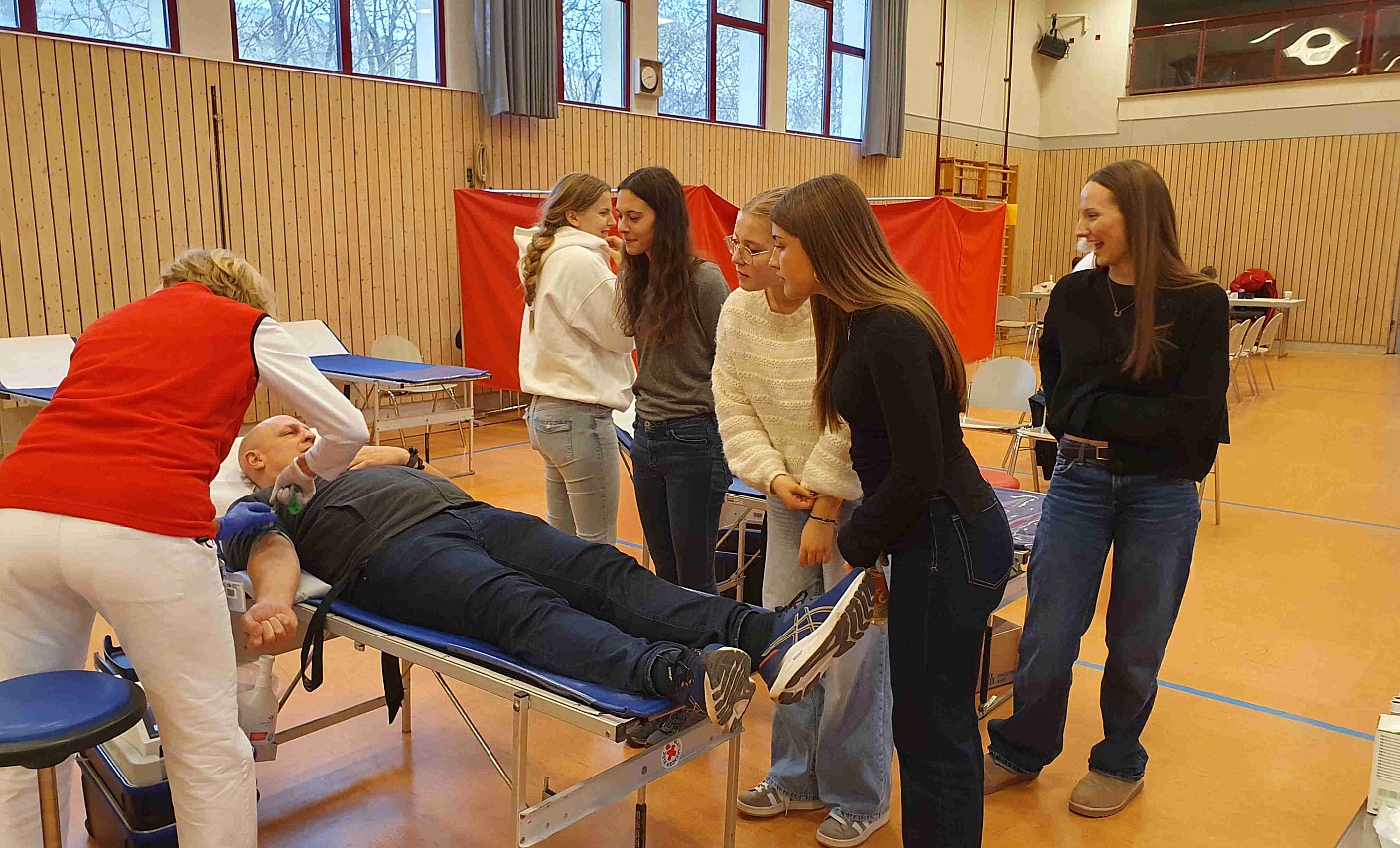 Entnahmeschwester punktiert Dominick Thiel und seine Schülerinnen schauen gespannt zu