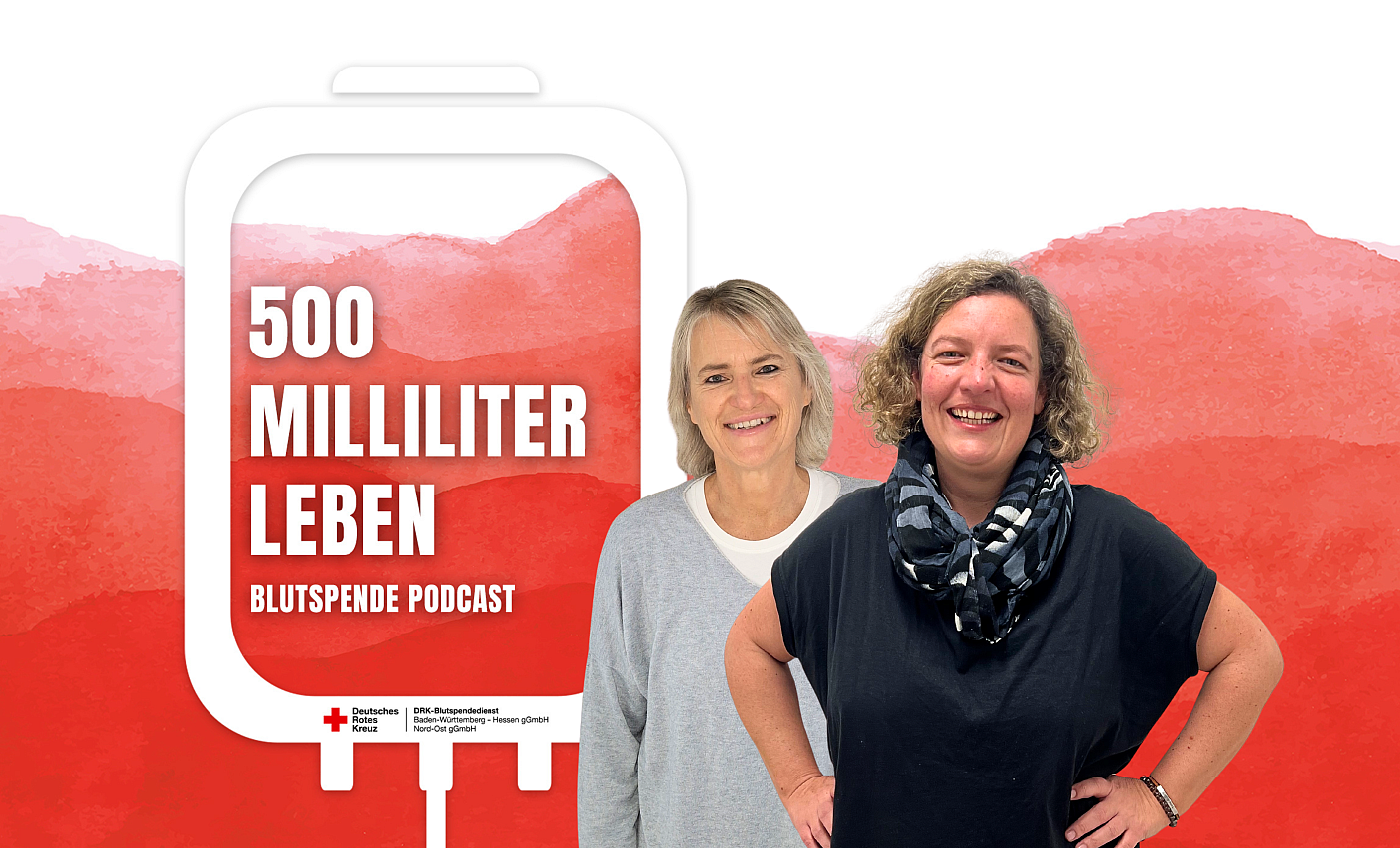 Zwei Frauen lächeln in die Kamera