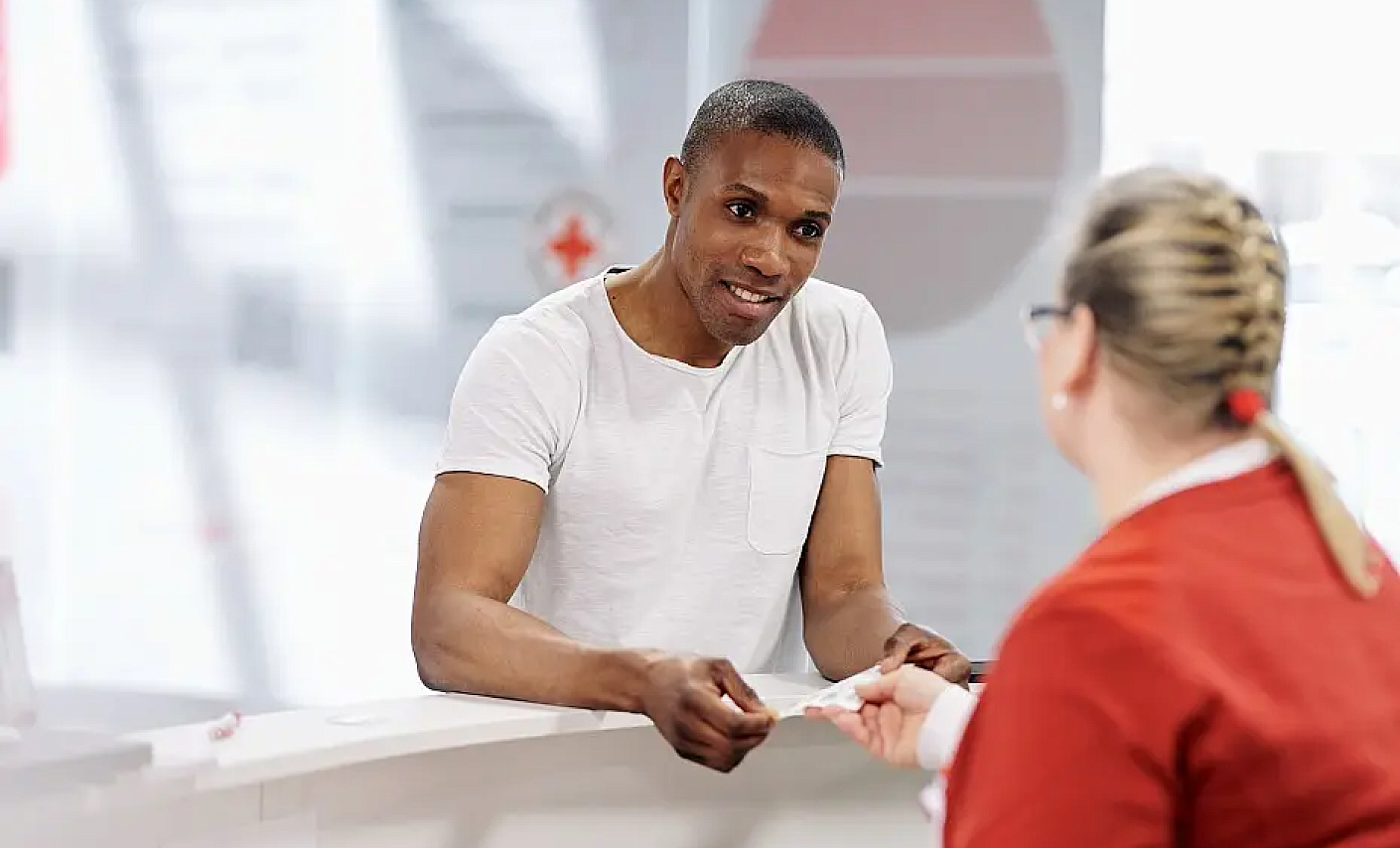 Anmeldung bei der Blutspende am Empfang