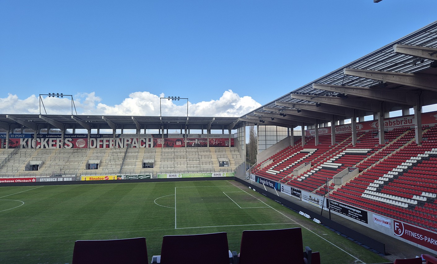 Blick auf das Spielfeld und die Zuschauerränge des Stadion am Bieberer Berg in Offenbach