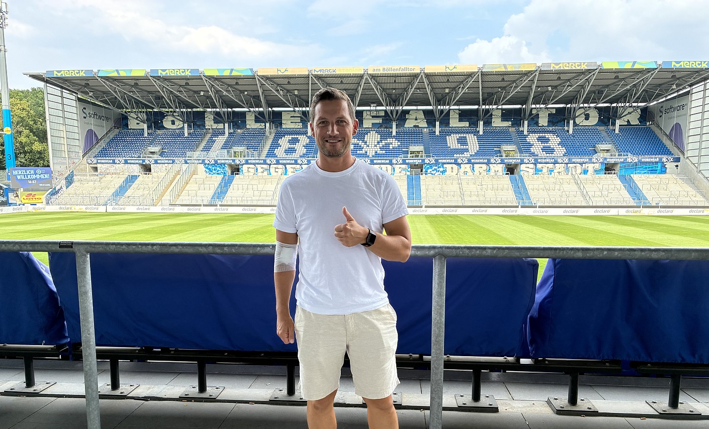 Michael Stegmayer nach der guten Tat vor der Stadionkulisse