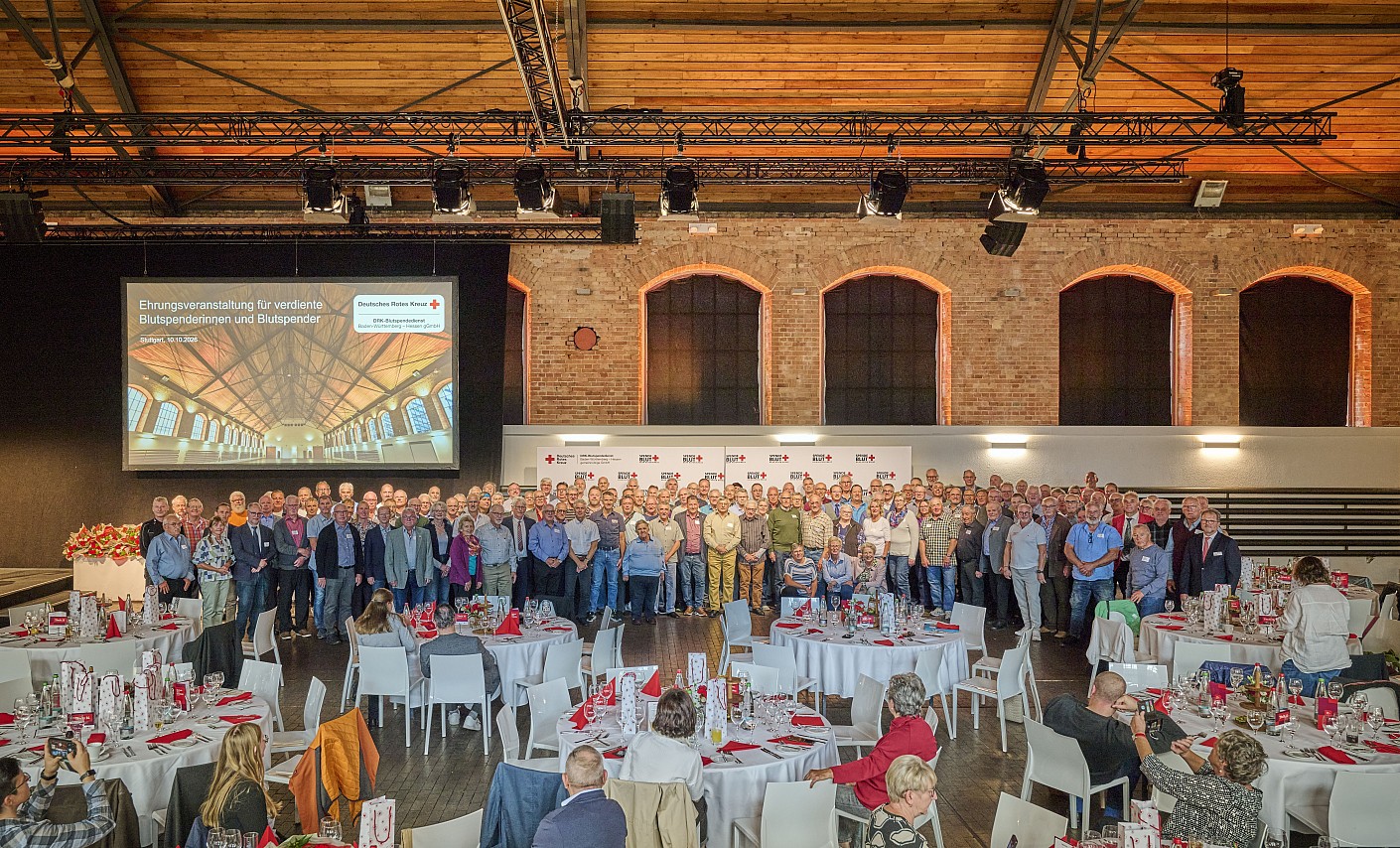 Alle geehrten Rekordspender*innen in der Phoenixhalle auf einen Blick