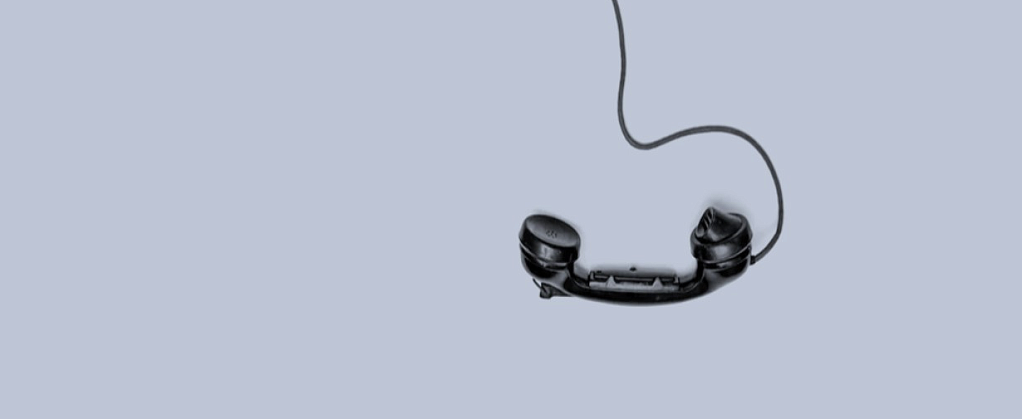 Schwarzes Telefon symbolisch für die Hotline