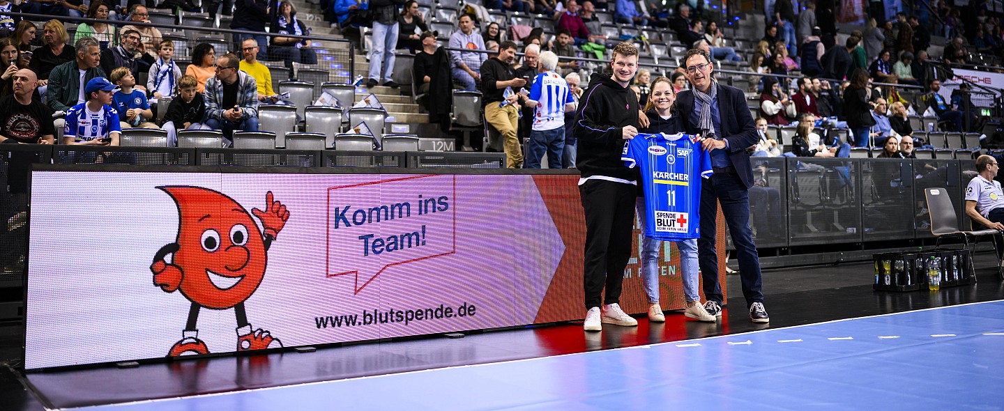 Besiegeln die Kooperation mit dem Spieltagstrikot: DRK-Blutspendedienst Baden-Württemberg - Hessen & der TVB Stuttgart