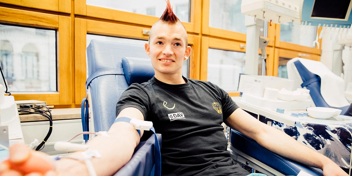 Sebastian Halenke beim Blutspenden