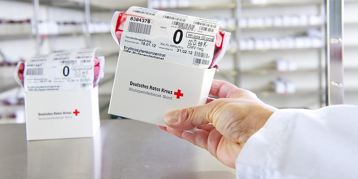 Erythrozytenkonzentrate lagern in der Kühlzelle beim DRK-Blutspendedienst in Lütjensee