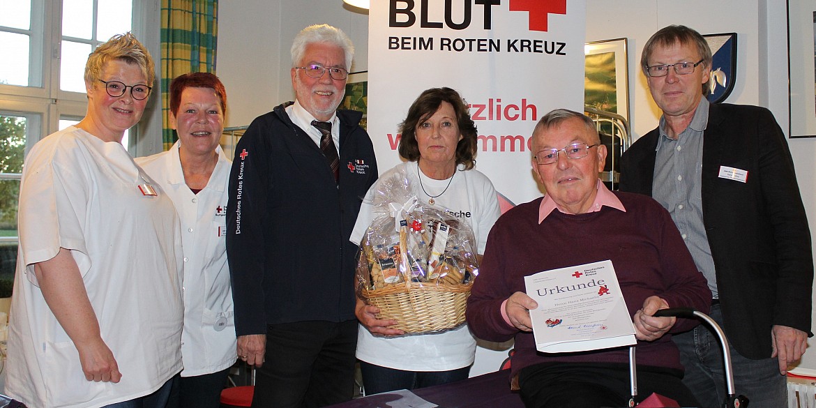 vlnr Bianka Noack und Ursula Wernicke (DRK-Blutspendedienst Nord-Ost), Bernd Bormann, Martina Spickermann (DRK-Ortsverein Lütjenburg-Giekau), Hans Michaelis, Harald Hinz DRK-Blutspendedienst Nord-Ost)