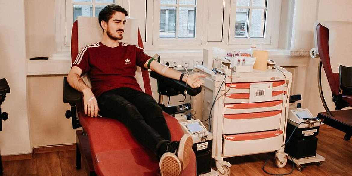 Florian kann mit seiner Blutspende Leben retten und beispielsweise auch Patienten mit Immunthrombozytopenie helfen.