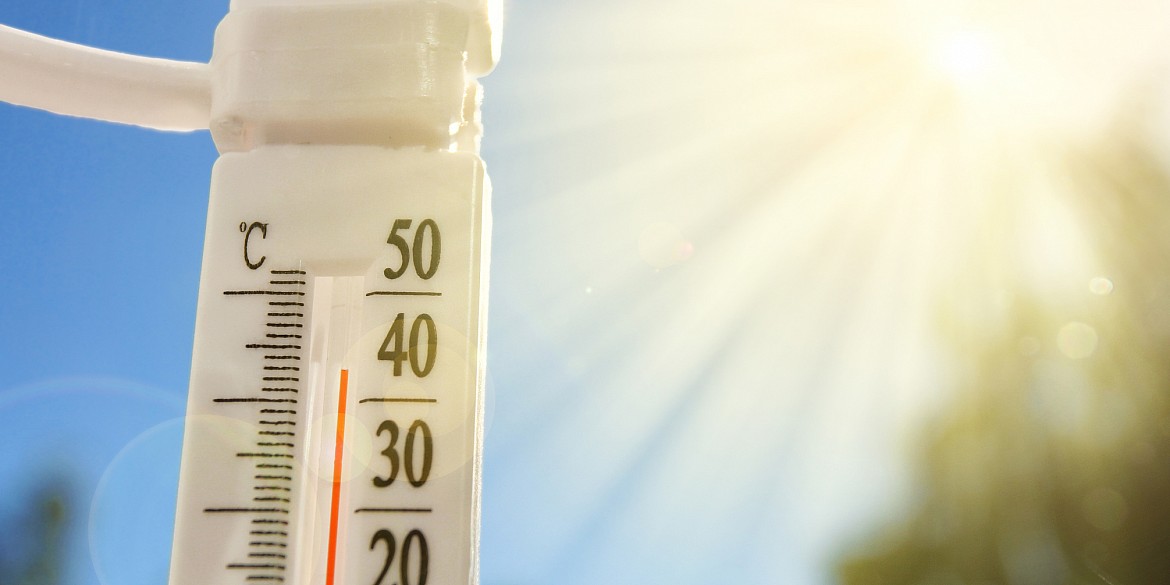 Thermometer zeigt hohe Temperatur im Sommer.