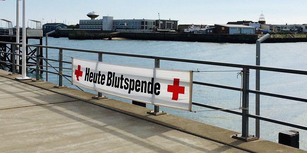 Blutspende-Banner aufgehängt an einem Gerüst