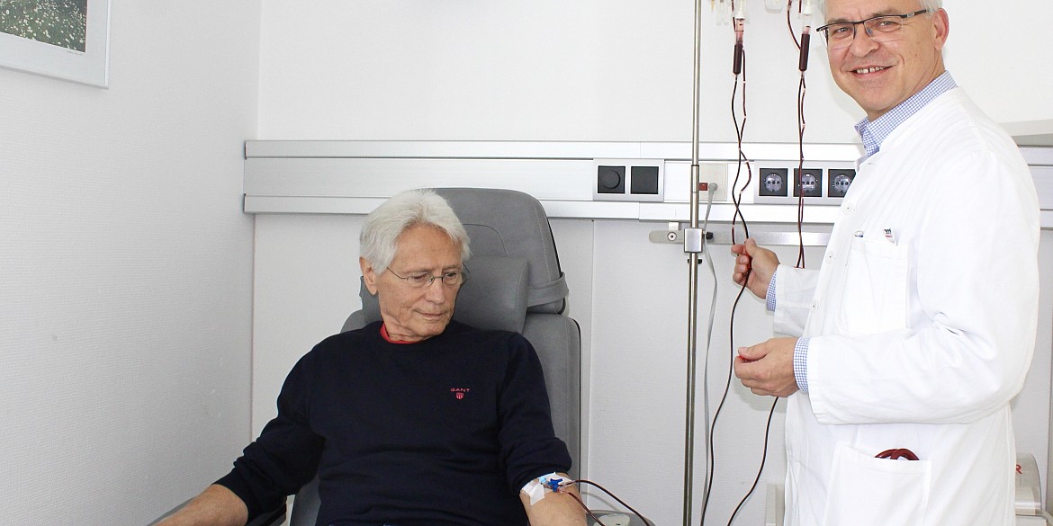 vlnr Wilhelm H. und Dr. Erik Engel bei der Bluttransfusion in der HOPA in Hamburg im August 2019