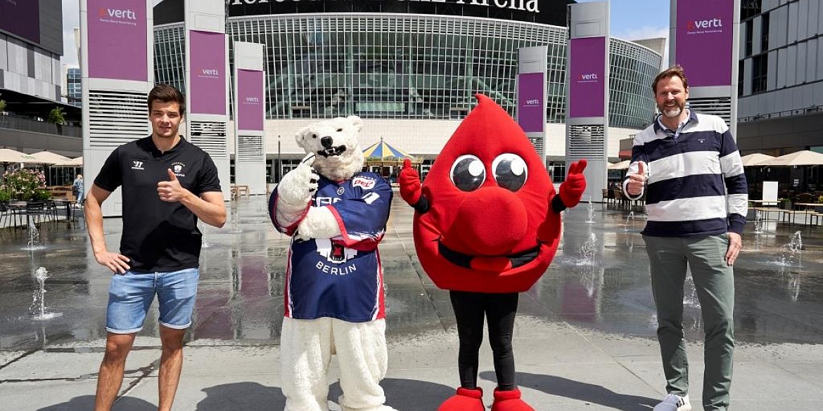 Blutspende-Maskottchen Tröpfli, Bully der Eisbär, Ole Hertel und Kai Wissmann vor der Blutspendeaktion in der Mercedes-Benz Arena in Berlin