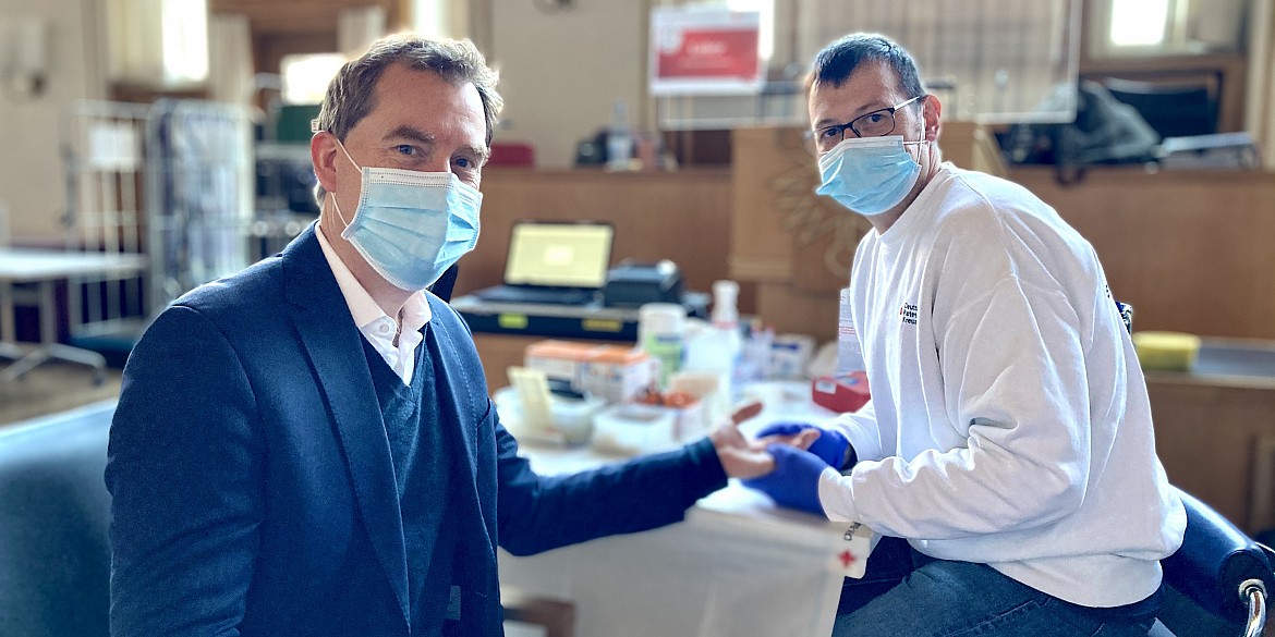 DRK-Blutspende im Rathaus: Kieler Oberbürgermeister Ulf Kämpfer bei der Bestimmung des HB-Werts