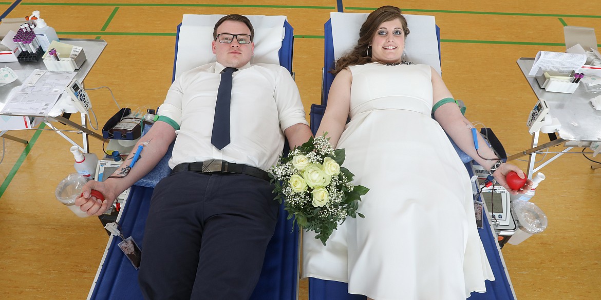 im Hochzeitskleid auf der Blutspendeliege