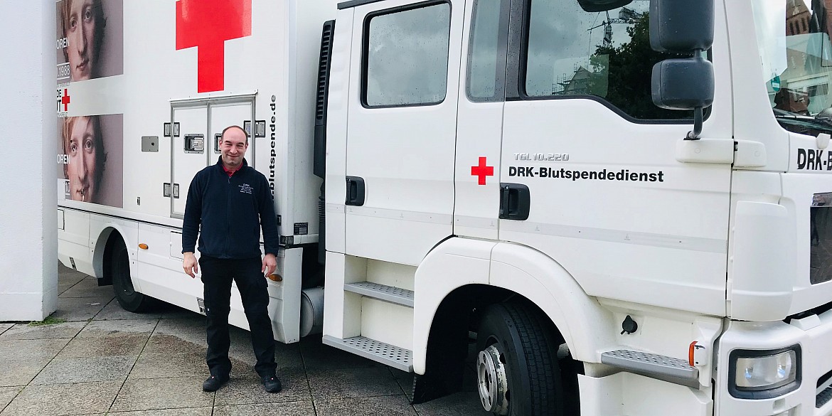 Blutspende-LKW mit Fahrer vor dem Ulmer Stadthau