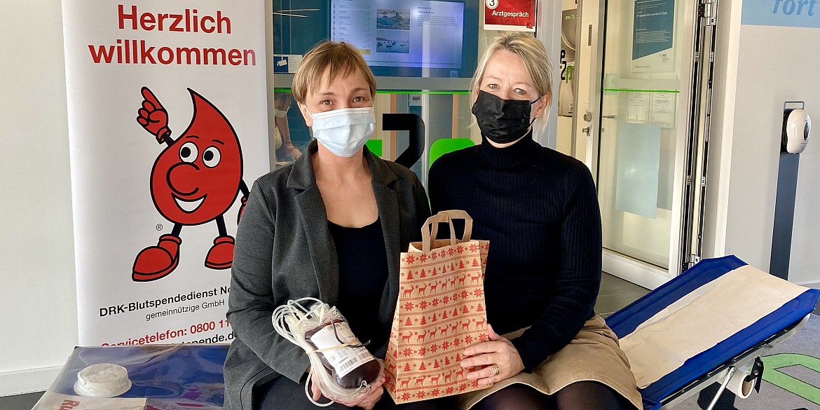 Satu Stuwe und Cornelia Heil von der Flensburger Firma r2p bei der DRK-Blutspende in Flensburg