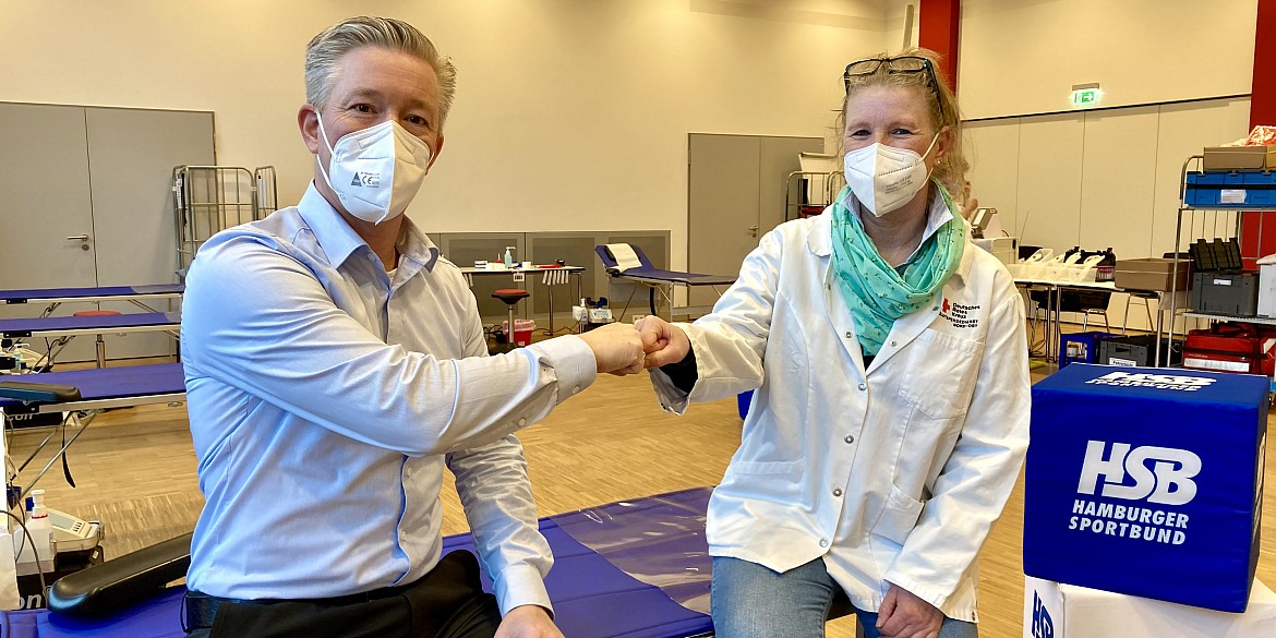Christian Poon und Kerstin Petersen bei DRK-Blutspende beim Hamburger Sportbund