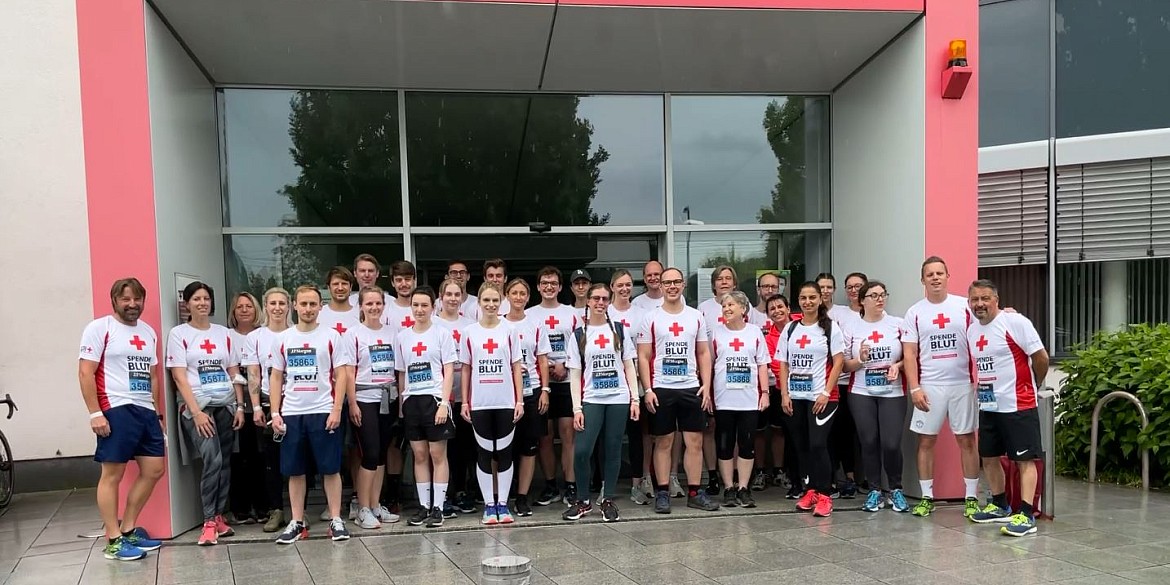 Das Läuferteam vor dem Eingang des DRK-Blutspendedienst