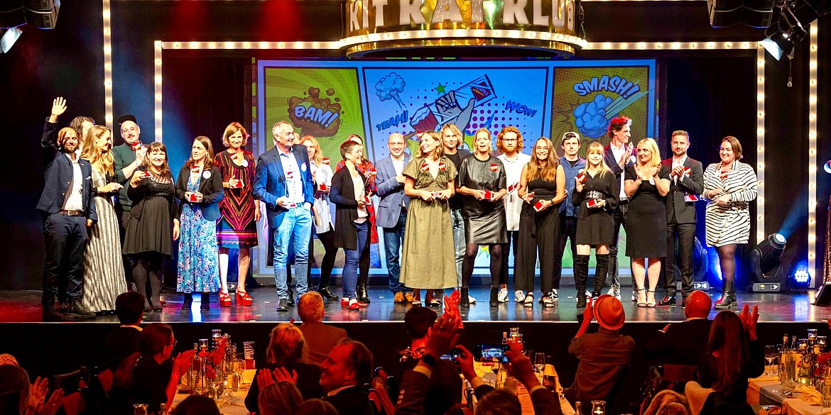 Gruppe auf der Bühne bei Preisverleihung Comprix Award in Berlin