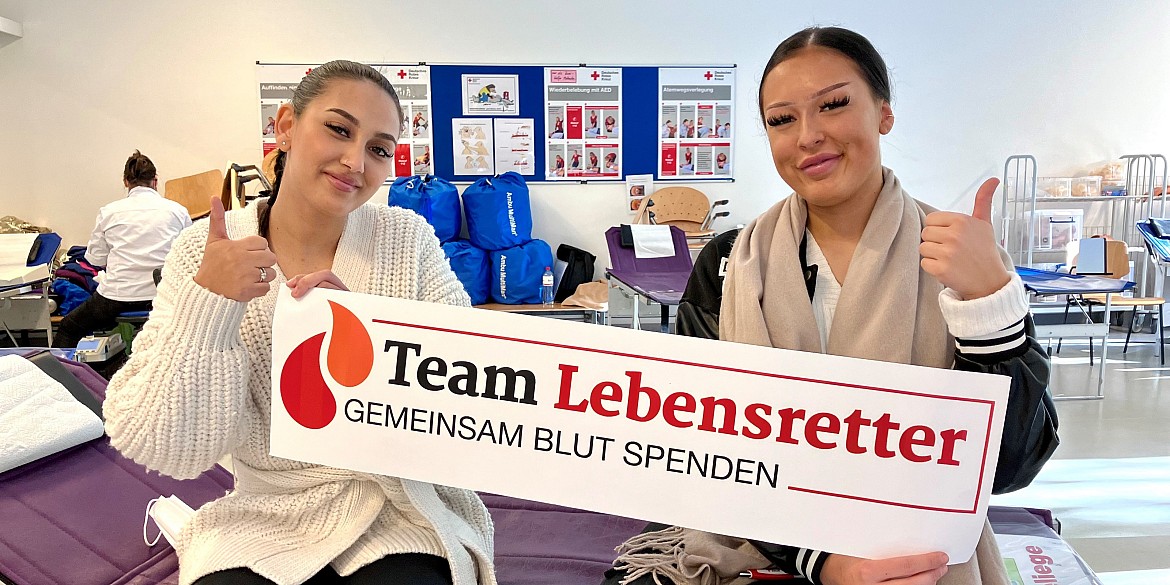 DRK-Blutspende Berufsschule Hamburg zwei Blutspenderinnen