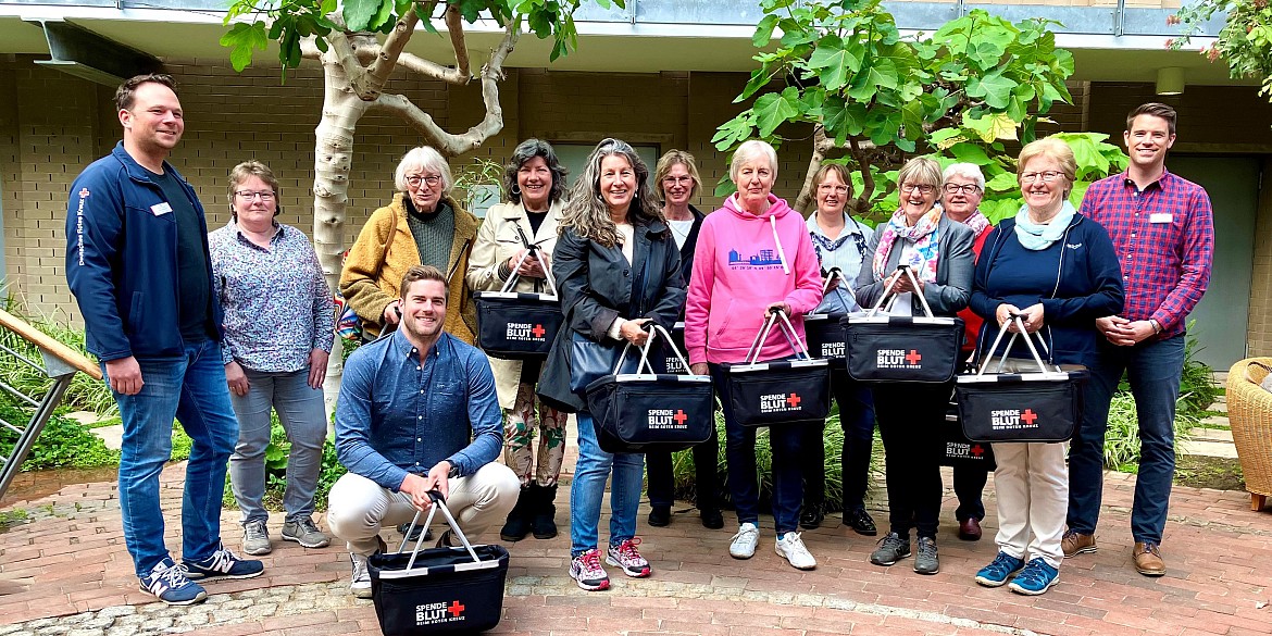 Gruppe von ehrenamtlichen Helfern Helfer*innen steht zusammen bei der Helferschulung in Eckernförde