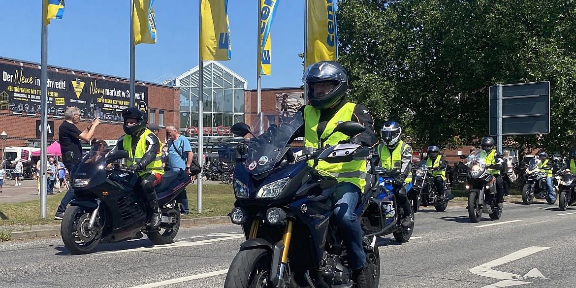 Biker des Vereins Schwedter Blutsbrüdertour auf ihren Motorrädern