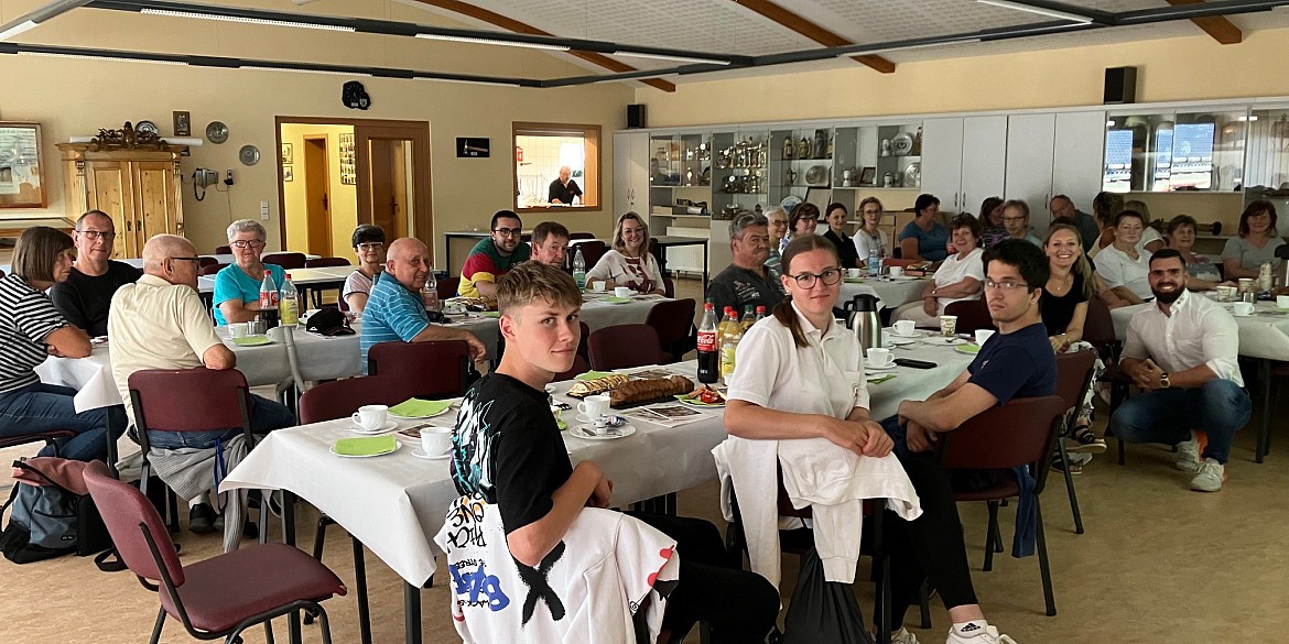 Gruppenbild von ehrenamtlichen Helferinnen und Helfern und den Referenten bei der Helferschulung in Hohenstein-Ernsthal