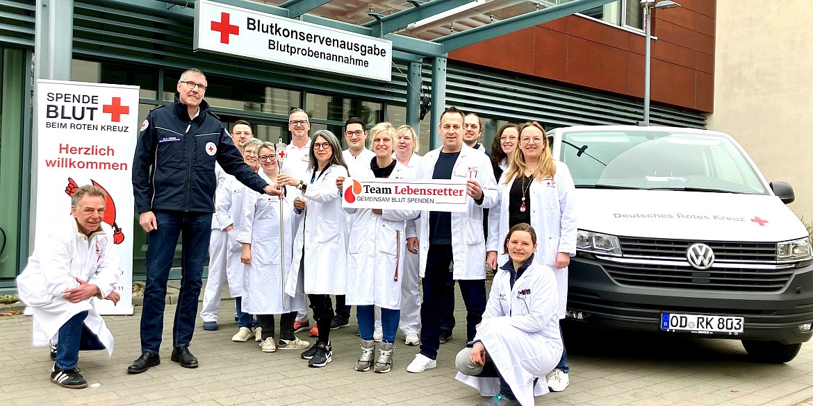 fackelübergabe-gruppenbild-blutspendedienst