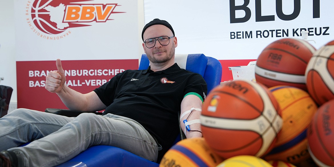 Präsident des Brandenburgischen Basketballvereins spendet Blut