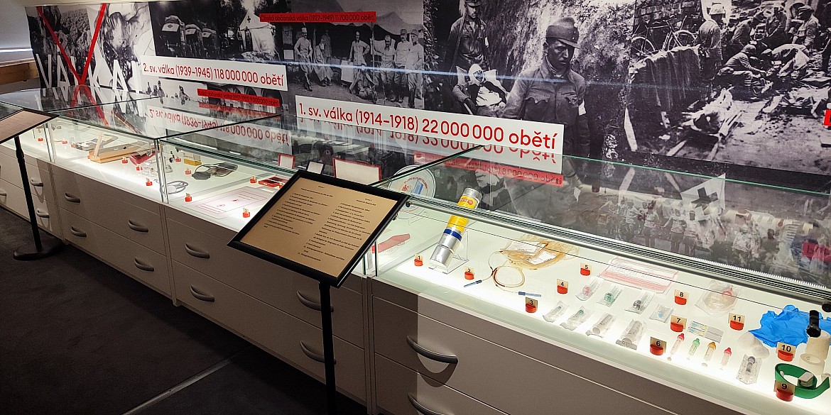 Ausstellungsexponate zur Blutspende während der Weltkriege