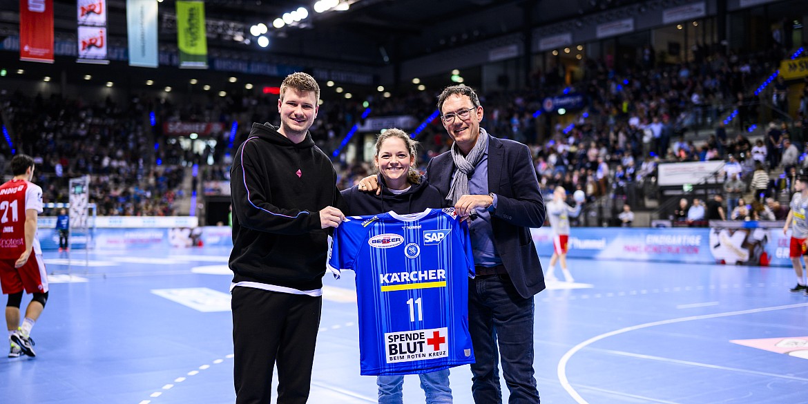 Besiegeln die Kooperation mit der Übergabe des Spieltagstrikots mit DRK-Blutspende-Logo: v.l.n.r.: Philipp Porges (TVB Stuttgart), Nora Löhlein und Martin Oesterer (beide DRK-Blutspendedienst Baden-Württemberg – Hessen) Die Kooperationspartner bei der Trikotübergabe