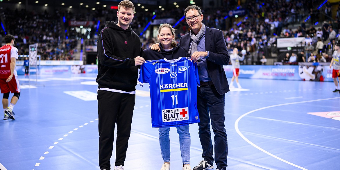 Besiegeln die Kooperation mit der Übergabe des Spieltagstrikots mit DRK-Blutspende-Logo: v.l.n.r.: Philipp Porges (TVB Stuttgart), Nora Löhlein und Martin Oesterer (beide DRK-Blutspendedienst Baden-Württemberg – Hessen)