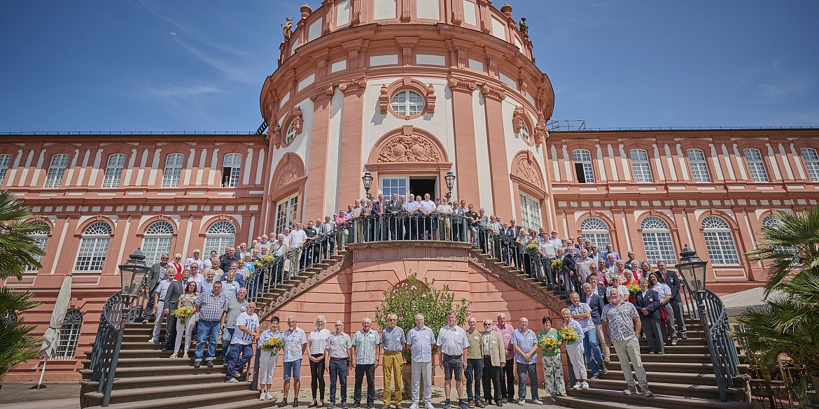 Gruppenfoto der geehrten Spender*innen vor dem Schloss Biebrich Gruppenfoto der geehrten Spender vor dem Schloss Biebrich