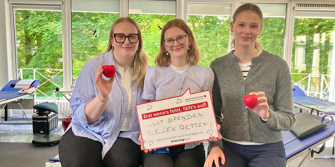 Carlotta, Emily und Finja haben die Blutspendeaktion mit organisiert gruppenbild-gruppe-blutspende-sitzen-gemeinschaft