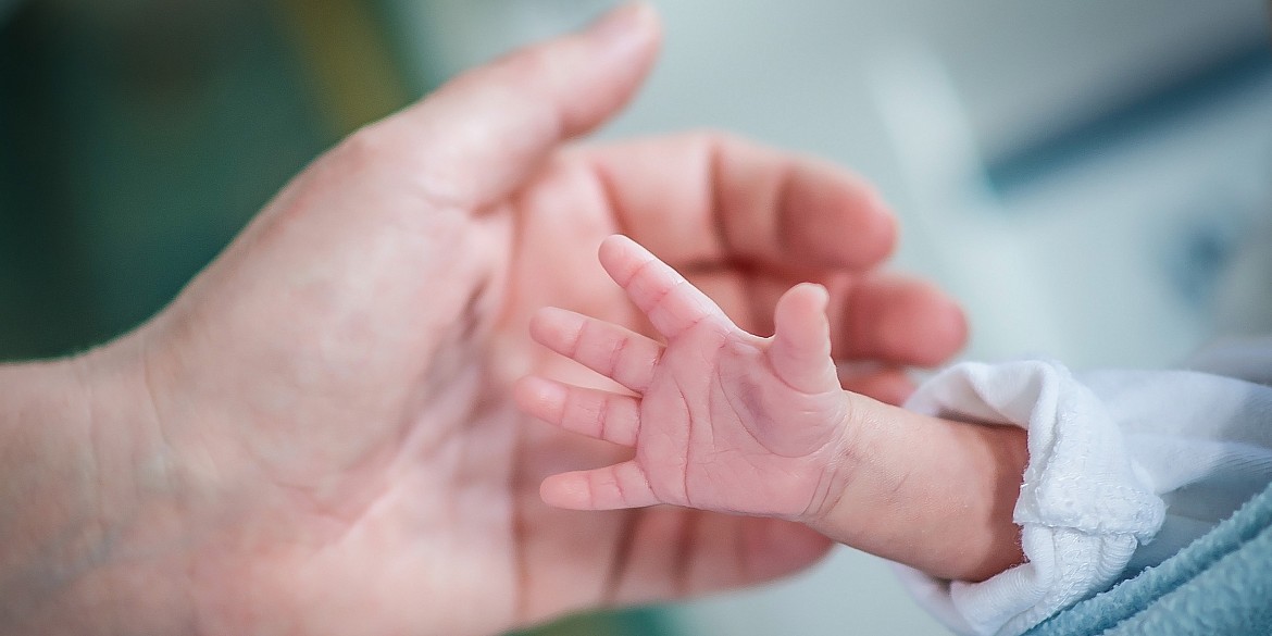 hand-hände-baby-erwachsener-weltfrühchentag