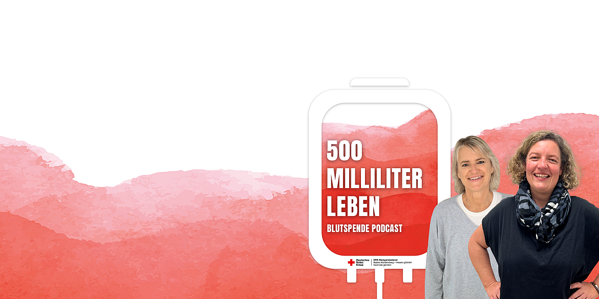 Zwei Frauen lächeln in die Kamera