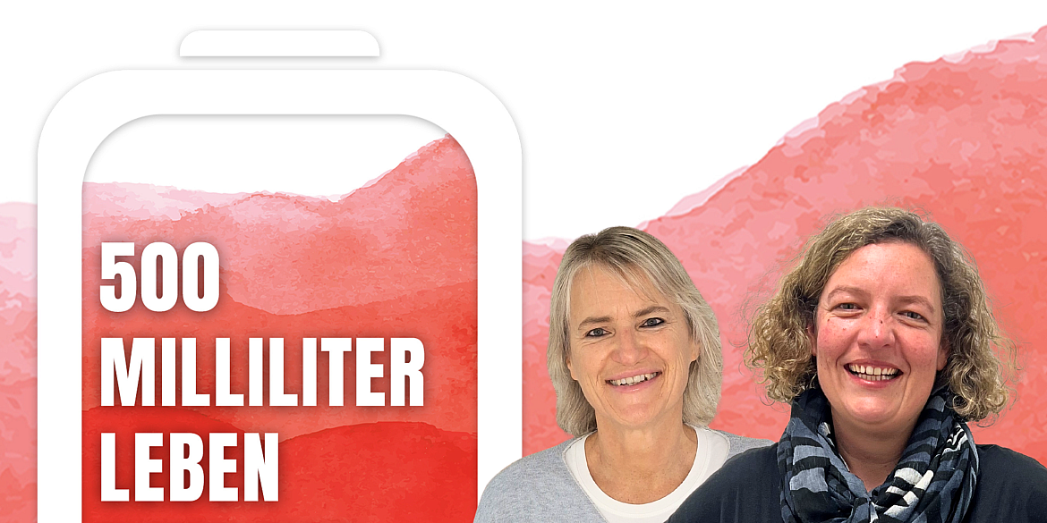 Zwei Frauen lächeln in die Kamera