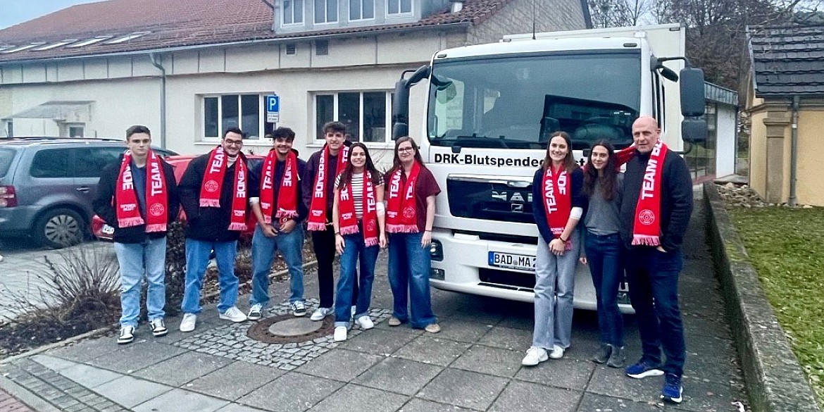 gruppe-gruppenbild-aussen-fahrzeug