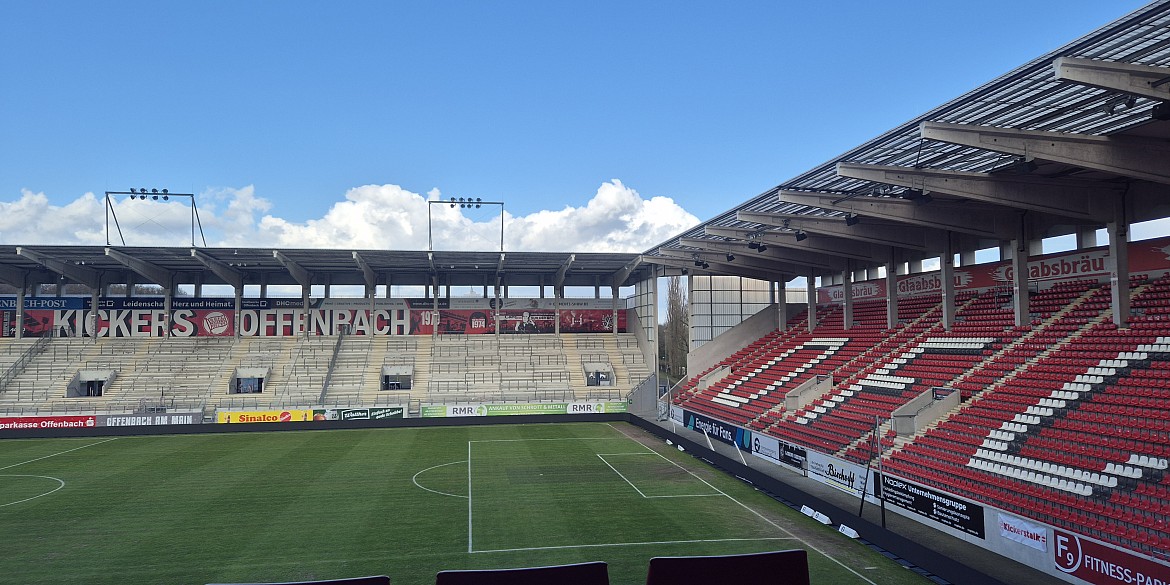 Blick auf das Spielfeld und die Zuschauerränge des Stadion am Bieberer Berg in Offenbach