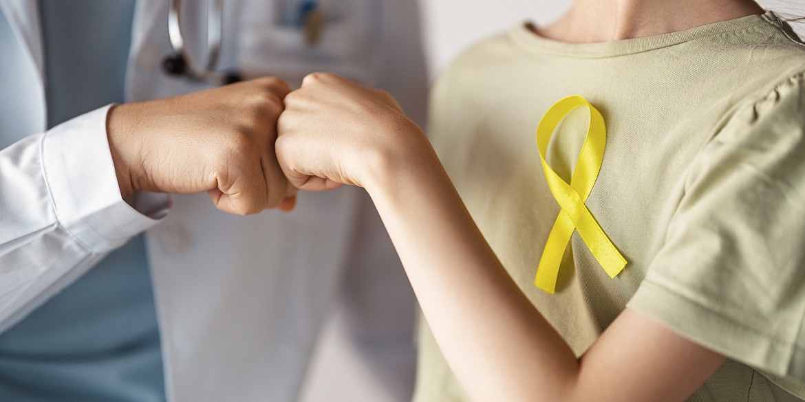 symbolfoto-arme-kind-arzt-goldene-schleife