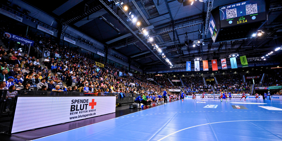 Die volle Halle des TVB Stuttgart mit der Bandenwerbung des DRK Blutspendedienstes 