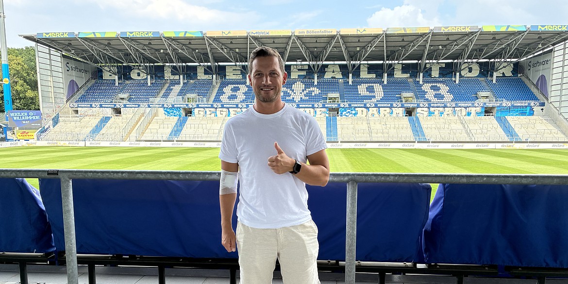 Michael Stegmayer nach der guten Tat vor der Stadionkulisse