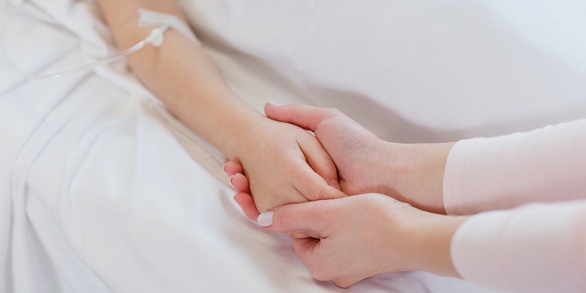 hände-patient-kind-mutter-händehalten